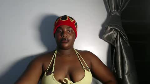 Snapshot of freakie_clit chatting on 12.01.24 pandora online show from 12.01.24