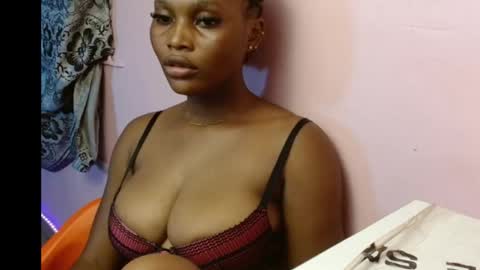 Snapshot of freaky_luna chatting on 10.26.25 luna online show from 10.26.25