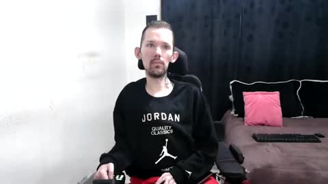 Snapshot of frenchroulette chatting on 02.23.25 Thomas y Sophia online show from 02.23.25