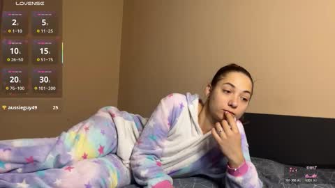 Snapshot of freyaoliver chatting on 10.26.25 FreyaOliver online show from 10.26.25