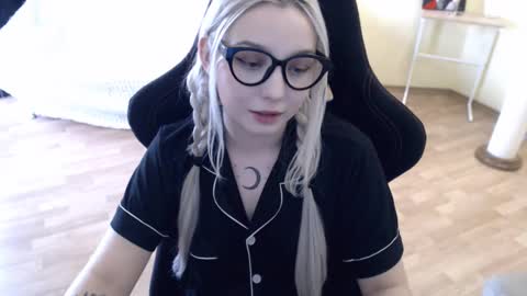 Snapshot of fromsun_forsoul chatting on 02.20.25 Lilith online show from 02.20.25