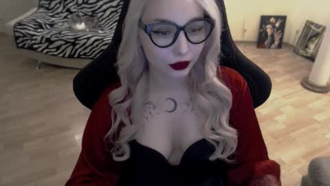 Snapshot of fromsun_forsoul chatting on 11.10.25 Lilith online show from 11.10.25