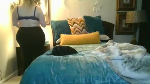 Snapshot of fucking_fantasy chatting on 02.20.25 PorcelainDoll22 online show from 02.20.25