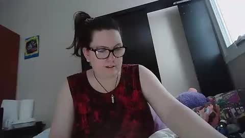 Snapshot of fuzzypeaches87 chatting on 12.21.25 fuzzypeaches87 online show from 12.21.25