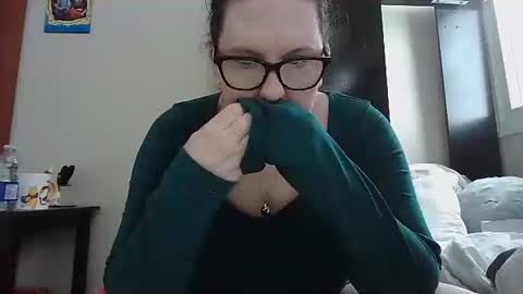 Snapshot of fuzzypeaches87 chatting on 01.18.26 fuzzypeaches87 online show from 01.18.26