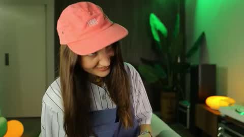 Snapshot of g_ia chatting on 10.20.25 G online show from 10.20.25