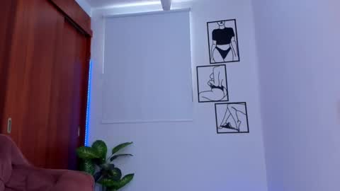 Snapshot of gaby_girl chatting on 10.10.25 online show from 10.10.25