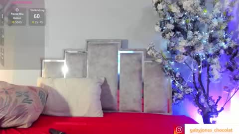 Snapshot of gabyyjones chatting on 10.21.25 gabyyjones online show from 10.21.25