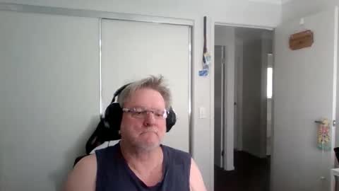 Snapshot of gangster527 chatting on 06.08.26 loseraussie online show from 06.08.26