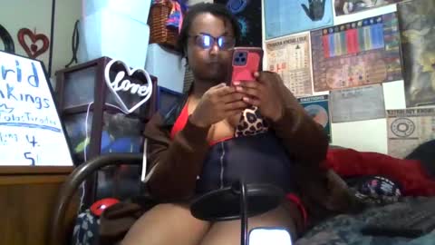 Snapshot of gardeniaspear chatting on 10.28.25 Gardenia online show from 10.28.25