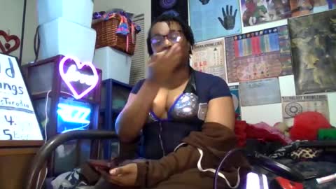 Snapshot of gardeniaspear chatting on 10.29.25 Gardenia online show from 10.29.25