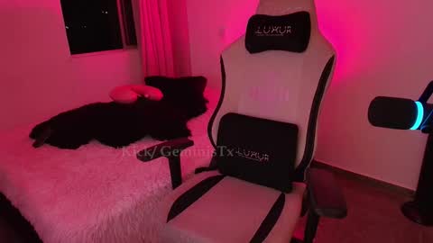 Snapshot of geminis11 chatting on 12.20.25 geminis11 online show from 12.20.25