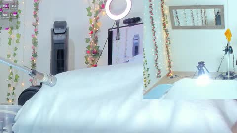 Snapshot of genesis__love_ chatting on 10.28.25 Genesis online show from 10.28.25