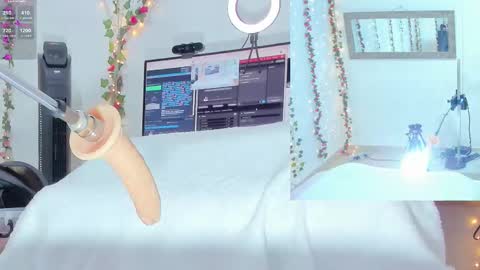 Snapshot of genesis__love_ chatting on 11.01.25 Genesis online show from 11.01.25