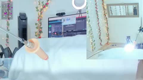 Snapshot of genesis__love_ chatting on 11.08.25 Genesis online show from 11.08.25