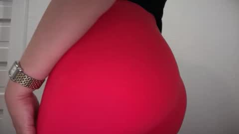 Snapshot of gia_is_horny chatting on 03.26.26 The Queen of Squirt online show from 03.26.26