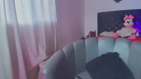 Giana Roberts online show from 11.25.25