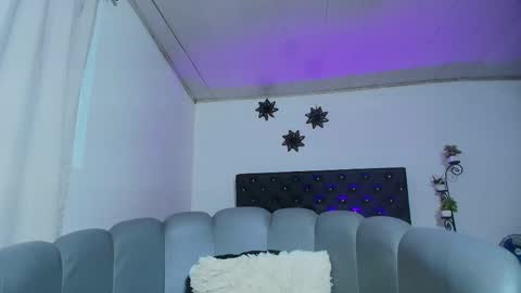 Giana Roberts online show from 11.28.25