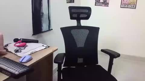 GIGI STCOTT online show from 12.04.25