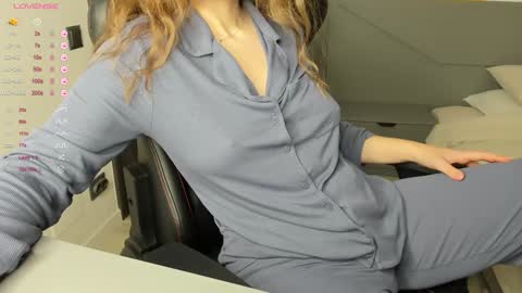 gigihadd online show from 01.23.25