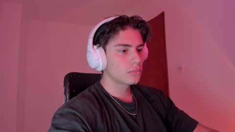 Snapshot of gio_russo chatting on 10.10.25 GioRusso online show from 10.10.25