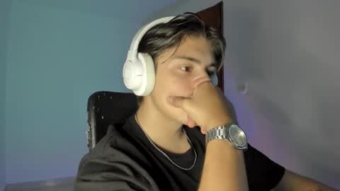 Snapshot of gio_russo chatting on 10.21.25 GioRusso online show from 10.21.25