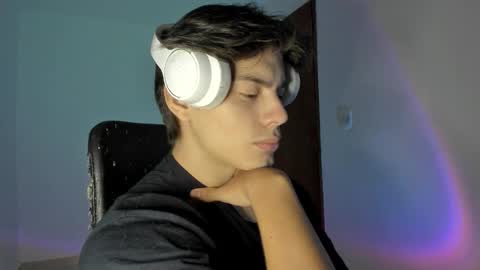 Snapshot of gio_russo chatting on 10.24.25 GioRusso online show from 10.24.25