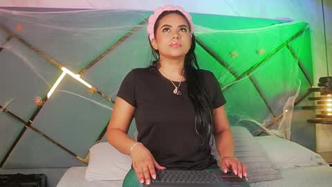 Snapshot of giorgia_13 chatting on 10.30.25 giorgia online show from 10.30.25