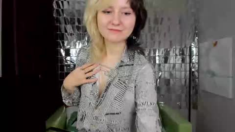 girl_next_doorr online show from 12.29.24