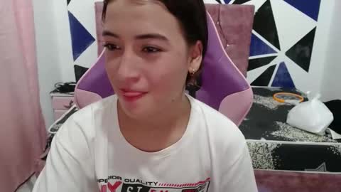 girl_princess18 online show from 11.06.25