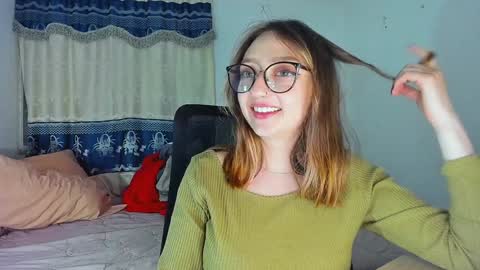 Snapshot of girlsativa chatting on 12.24.24 Maze Thumbs up online show from 12.24.24