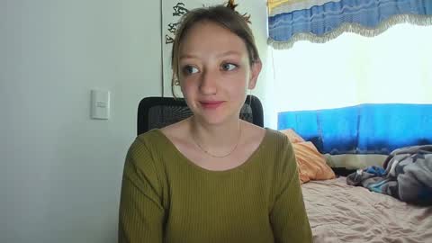 Snapshot of girlsativa chatting on 12.24.24 Maze Thumbs up online show from 12.24.24