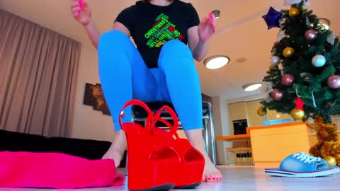 GIRLSQUIRTS  FOLLOW ME online show from 12.23.24