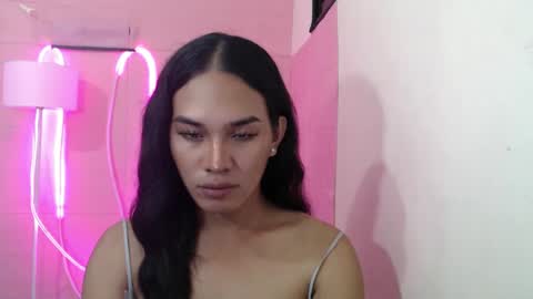 Snapshot of girlthatuneedxxx chatting on 01.08.25 Rhaine online show from 01.08.25