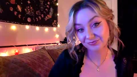 Snapshot of givemesweetdreams chatting on 09.11.25 givemesweetdreams online show from 09.11.25