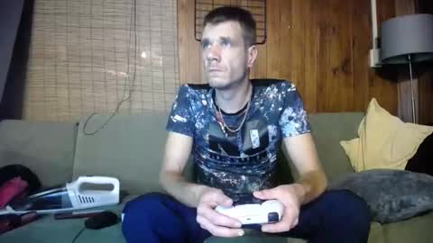 Snapshot of gizmomaster chatting on 10.13.25 dutch rave guy c2c dutch online show from 10.13.25