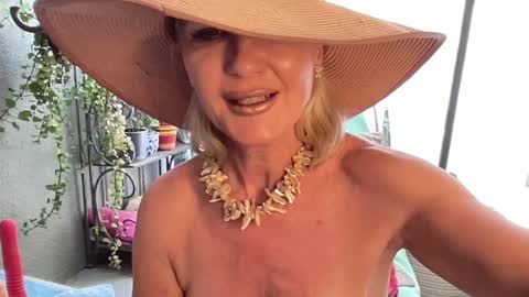 Snapshot of gl1tter_barbie chatting on 01.24.25 Gl1tter Barbie online show from 01.24.25