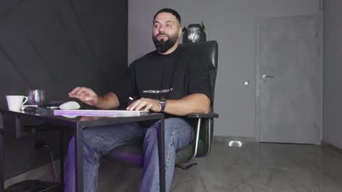 Snapshot of glennmasters chatting on 10.11.25 Matthew .. for short call me Matt online show from 10.11.25