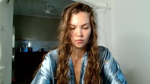 Snapshot of glitter_doll chatting on 10.28.25 glitter_doll online show from 10.28.25