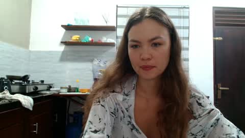 Snapshot of glitter_doll chatting on 11.08.25 glitter_doll online show from 11.08.25