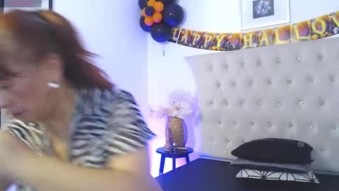 Snapshot of glory_shine chatting on 10.12.25 Glory online show from 10.12.25