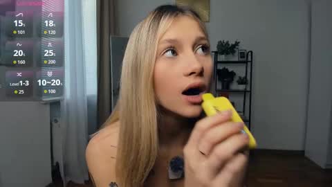 Snapshot of glossybabe_ chatting on 10.03.25 Cherry online show from 10.03.25