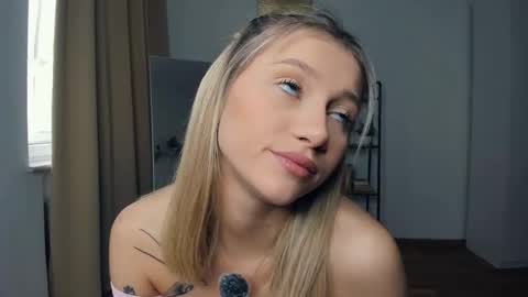 Snapshot of glossybabe_ chatting on 10.16.25 Cherry online show from 10.16.25