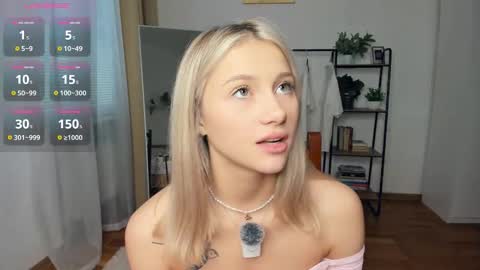 Snapshot of glossybabe_ chatting on 11.09.25 Cherry online show from 11.09.25