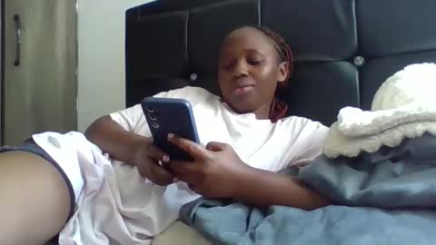 Snapshot of glossybae chatting on 10.18.25 glossybae online show from 10.18.25