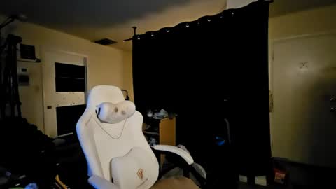 Snapshot of glossyshaft chatting on 07.22.26 Llusef online show from 07.22.26