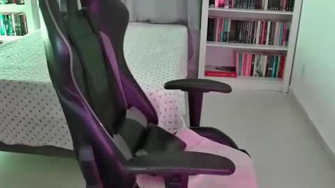 Snapshot of goddess_artemis_ chatting on 11.05.25 Fauna online show from 11.05.25