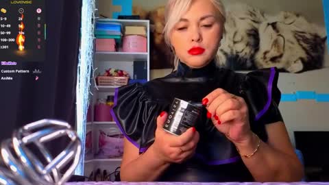 Mrs. Isabella online show from 04.11.26