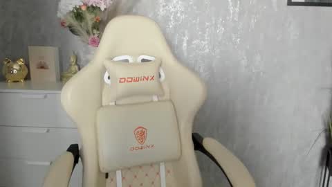 Snapshot of goddessmiaa chatting on 05.20.26 Mistress online show from 05.20.26