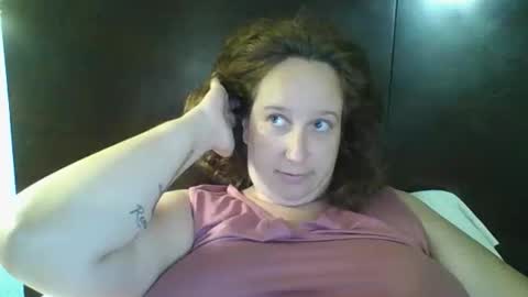 Snapshot of goddessmilfcrysyal chatting on 04.21.26 Crystal online show from 04.21.26